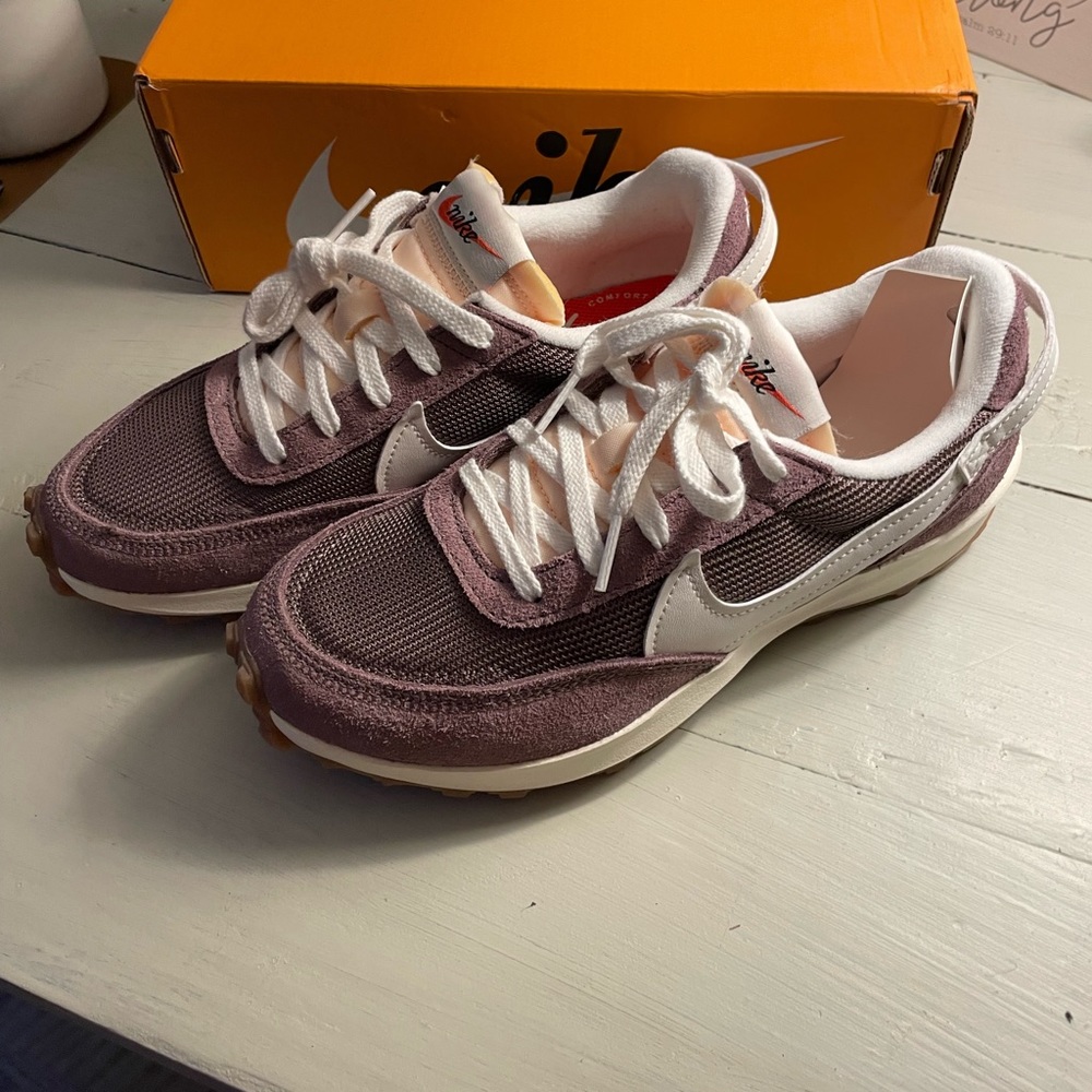 NEW Nike Waffle Debut Vintage sz7 (runs small)